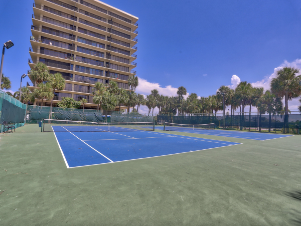 Luxurious Bayfront Condo Steps to beach